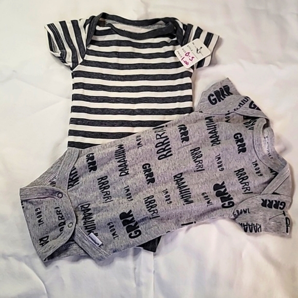 Bundle of 5 Gerber onesies 0-3 months - Picture 3 of 4